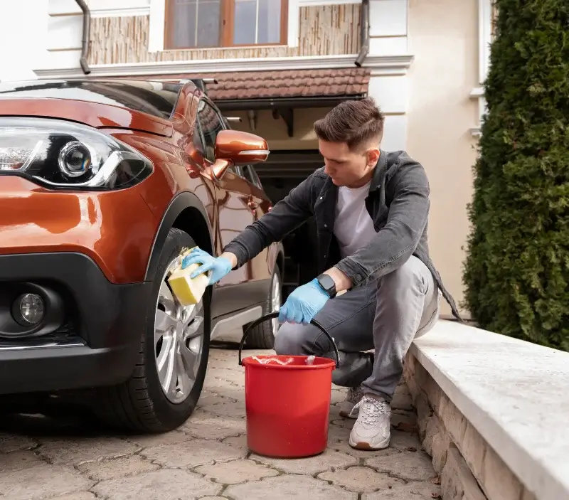 Lavage auto à domicile Pouzay : professionnel intervenant sur un véhicule